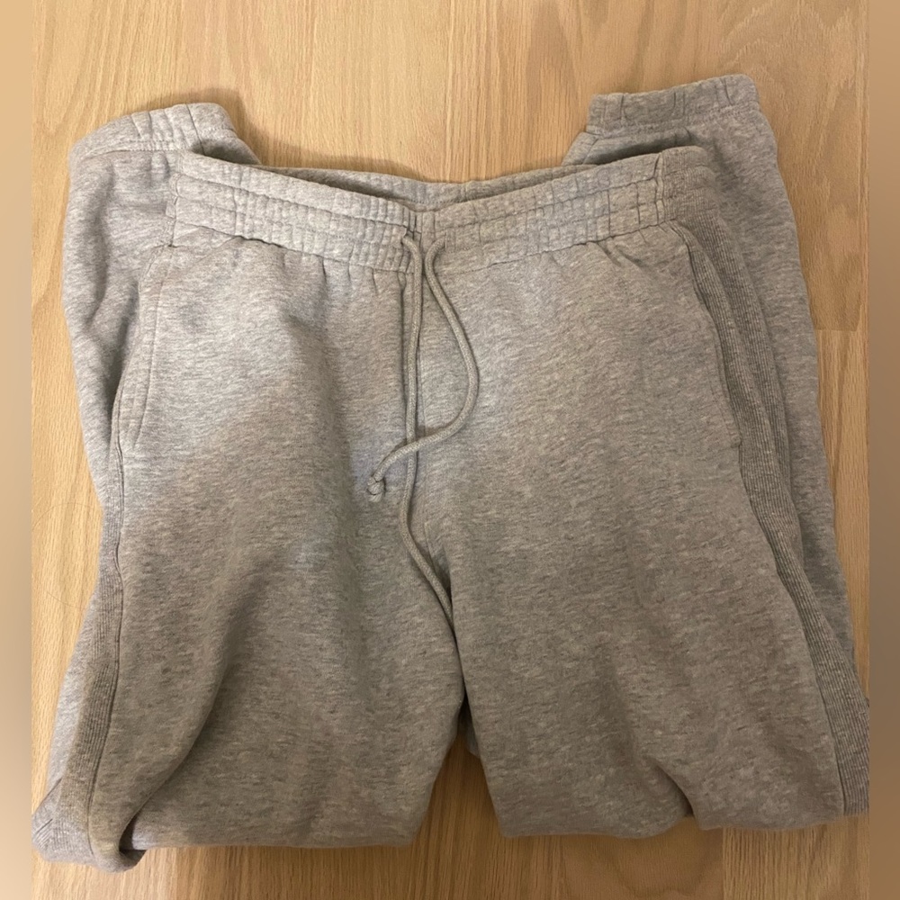 ITEM SOLD Aritiza TNA boyfriend sweatpants